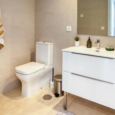 Luxuriously Appointed New Modern With Sea Views