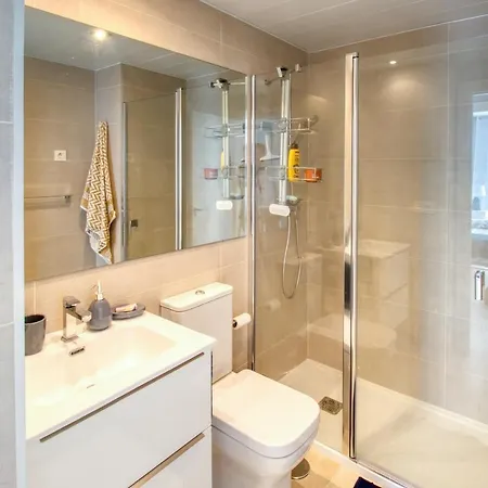 Luxuriously Appointed New Modern With Sea Views Apartamento *